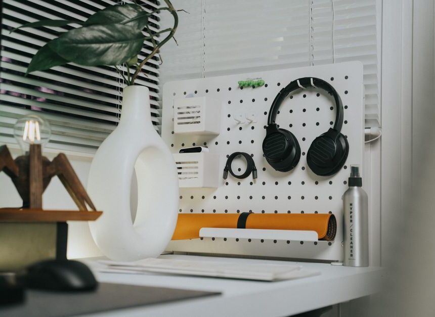 Pegboard na zeď v bytě bez chyb: návrh, materiály, kotvení a rozpočet 600-1800 Kč/m2